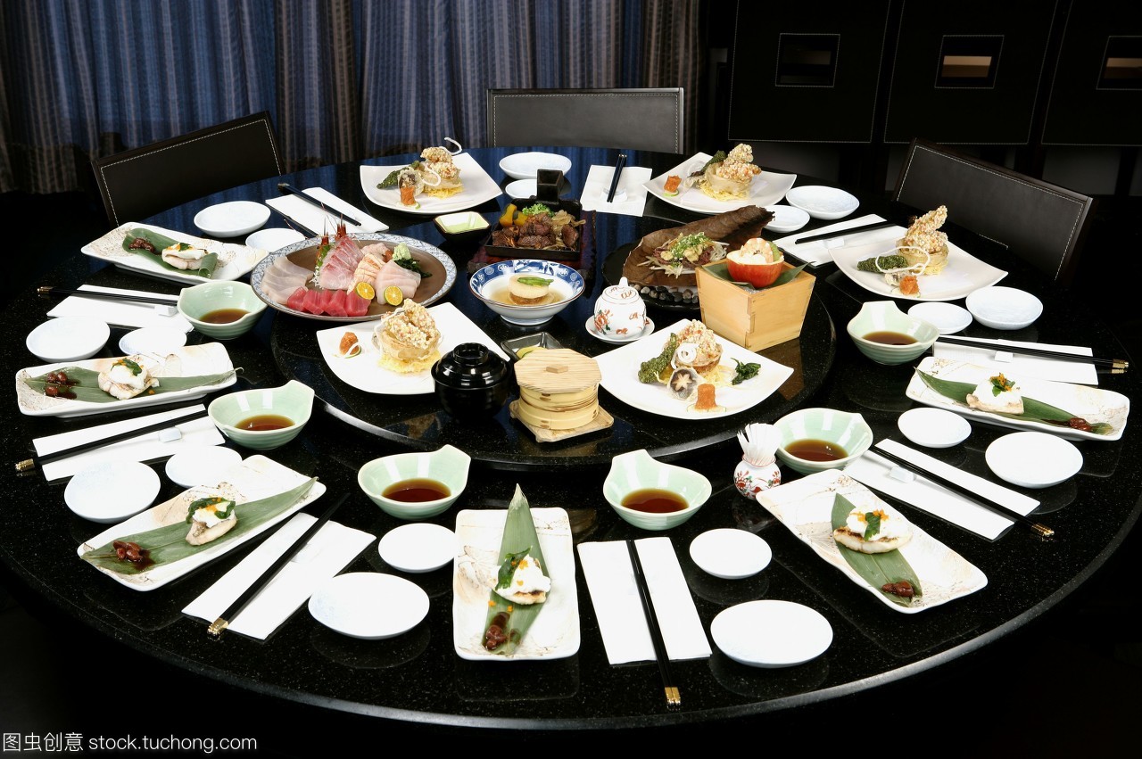 喜迎新春 中国传统春节美食的丰盛餐桌